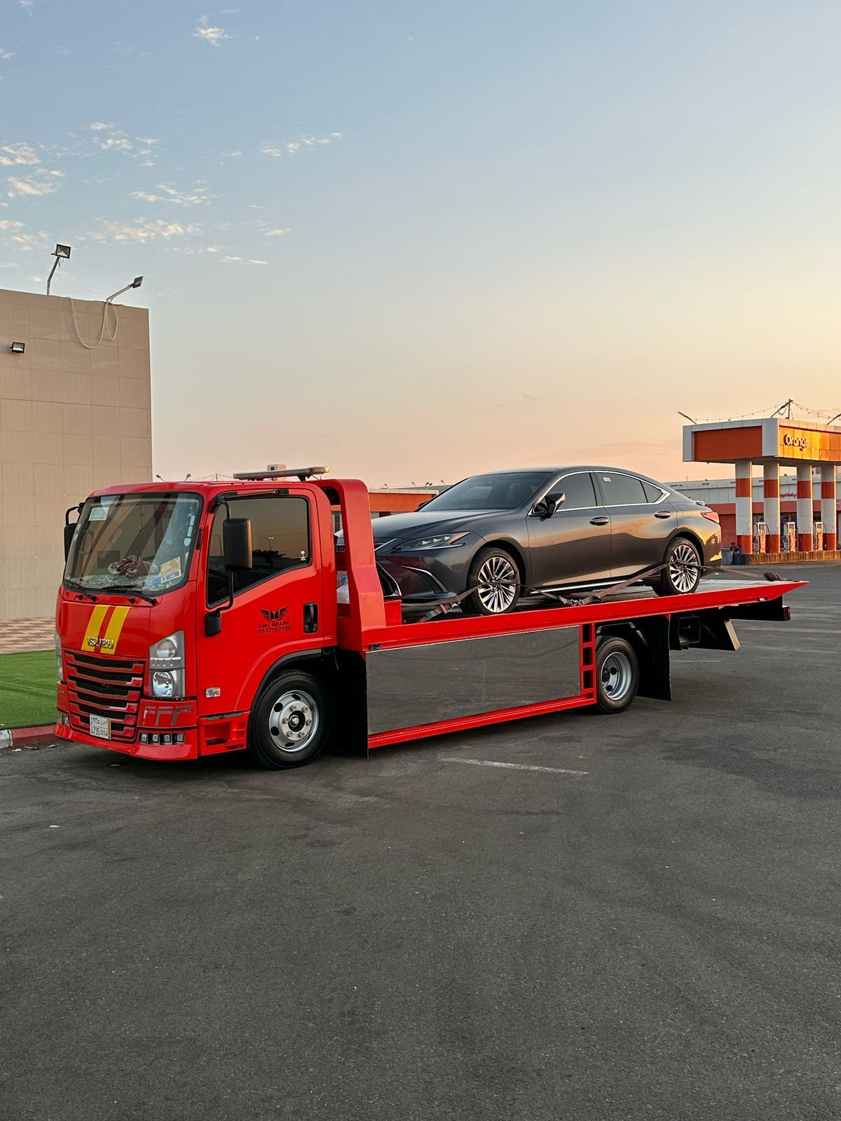 سطحة الطائف تنقل مرسيدس AMG GT خضراء في محطة وقود